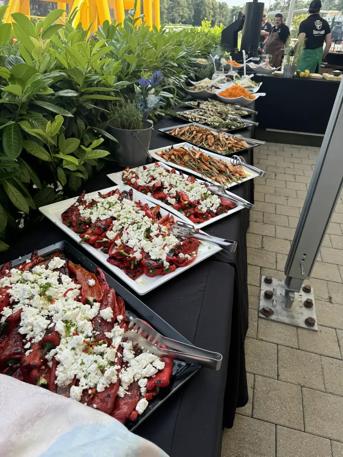 Angerichtetes Hochzeitsbuffet mit Antipasti-Platten