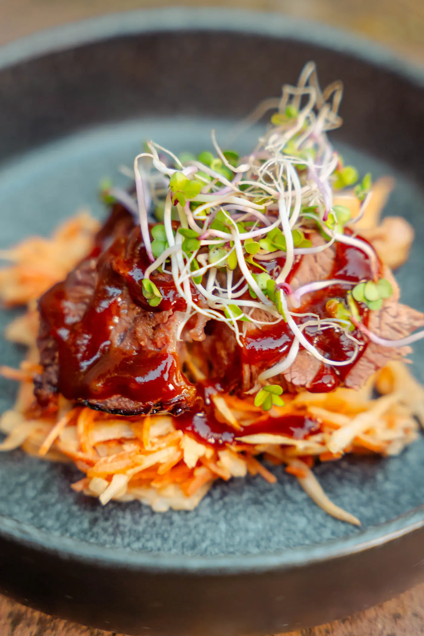 Short Ribs auf Süßkartoffelstampf angerichtet